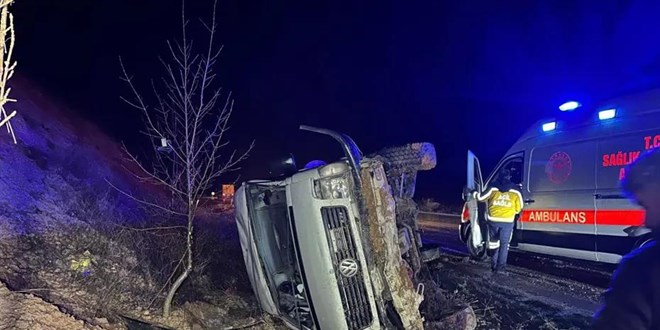 U�ak'ta �arampole devrilen i��i servisindeki 17 ki�i yaraland� - Son Dakika Haber