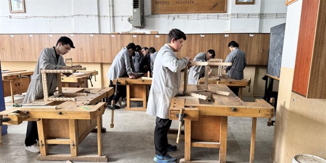 Okul de�il fabrika gibi: Meslek lisesi kap�lar�n� ekonomiye a��yor