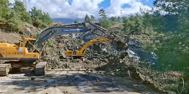 Mu�la'da heyelan nedeniyle yol ula��ma kapand�