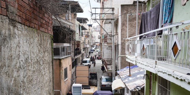 �zmir'de t�nel in�aat�nda evleri zarar g�ren mahalleliden belediyeye tepki