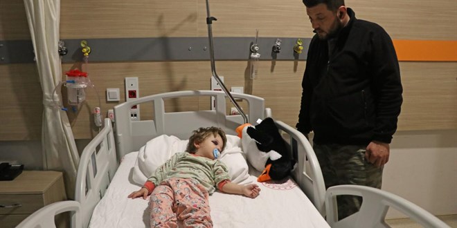 Yalova'da baba ile 14 ayl�k k�z� kom�ular� taraf�ndan darbedildi