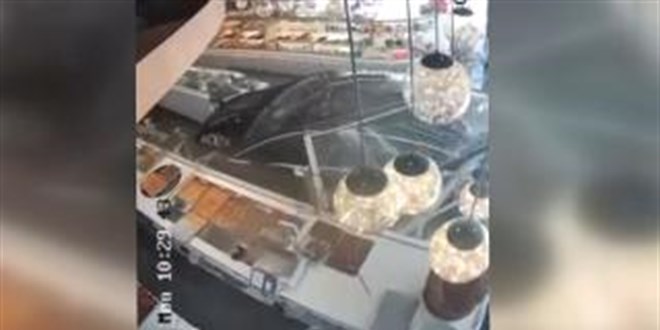 Kontrolden ��kan ara� pastaneye girip ��kt� - Son Dakika Haber