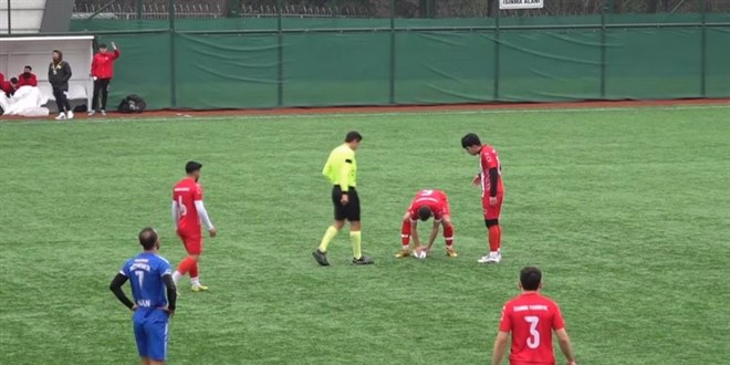 Kupa gitti can geldi: Ma� esnas�nda top �arpan mart�ya kalp masaj�! - Son Dakika Haber