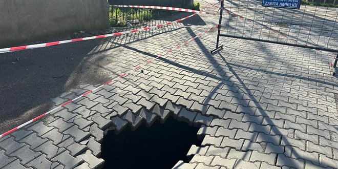 �anakkale'de yol ��kt�, dev �ukur olu�tu - Son Dakika Haber