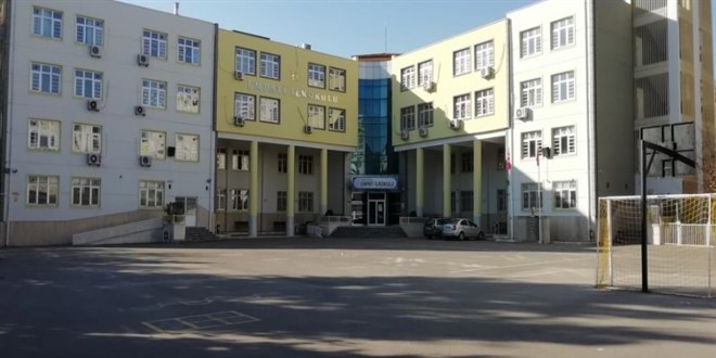 ��renci velisinden kad�n ��retmen ve okul m�d�r�ne sald�r� giri�imi