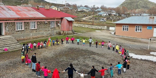 Otorite el de�i�tiriyor: Her �eye kar��an veli �a��