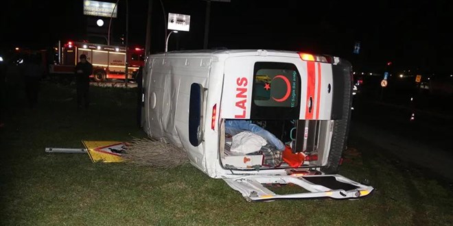 Manisa'da ambulans ile otomobil �arp��t�! Be� yaral� - Son Dakika Haber