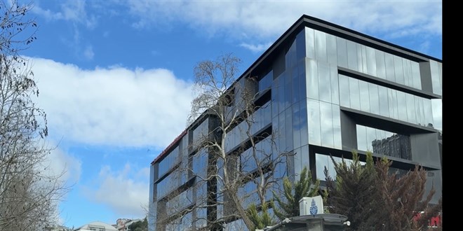 �niversitede '�dev' deh�eti: Arkada��n� yang�n merdiveninde b��aklad�