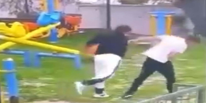 Parkta akran zorbal���: Bay�lana kadar d�vd�ler, 'devam' diye izlediler - Son Dakika Haber