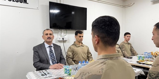 Vatan n�betindeki kahramanlar s�n�r hatt�nda iftar sofras�nda