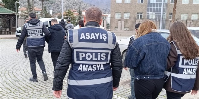 Kredi kart� bilgilerini kopyalayarak 2,1 milyon lira doland�rm��lar