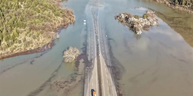 Su alt�nda kalan Antalya yolu i�in a��klama: G�l sahas� de�il, rekor ya���!