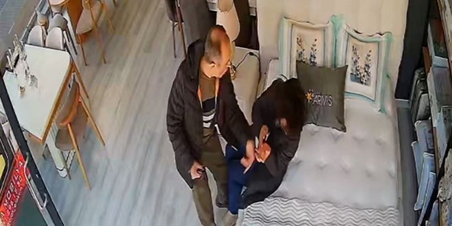 ��retmen, e�ini i� yerinde darbetti