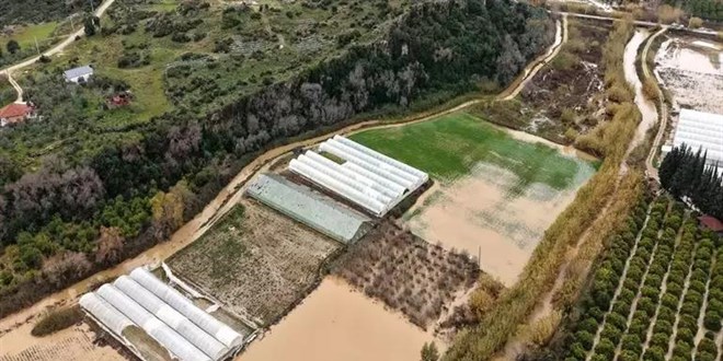 Antalya'da sel ve f�rt�na seralar� vurdu: Zarar 3 milyar TL'yi bulabilir