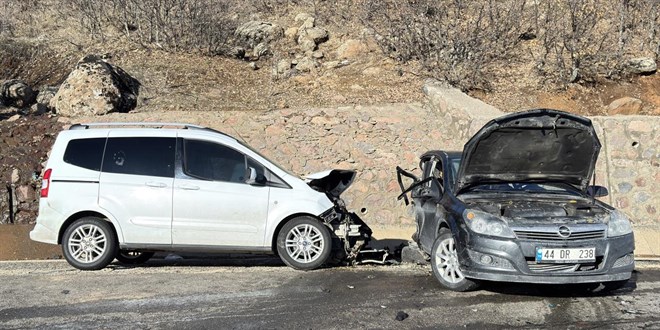 Bing�l'de otomobil ile hafif ticari ara� �arp��t�: 2 �l�, 3 yaral�