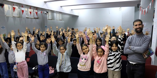 ��rencilere kitap sevgisi ve afet bilinci a��lamak i�in k�rsaldaki okullar� geziyor - Son Dakika Haber