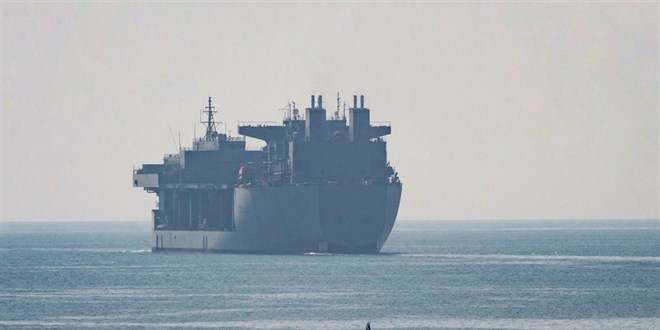 �ran, H�rm�z Bo�az�'nda bir petrol tankerini vurdu