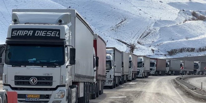 T�rkiye-�ran s�n�r kap�s�nda 2 kilometrelik t�r kuyru�u olu�tu - Son Dakika Haber