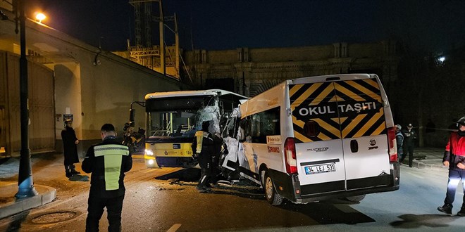 �ETT otob�s� ile okul servisi �arp��t� - Son Dakika Haber