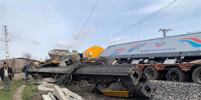 Nev�ehir'de y�k treni t�ra �arpt�: 2 makinist yaraland�