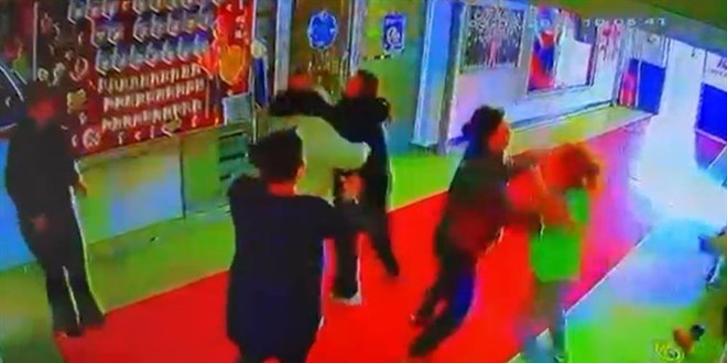 Okulda veli kavgas�: Sa� sa�a ba� ba�a birbirlerine girdiler - Son Dakika Haber