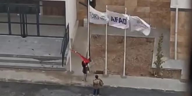 �ki k���k kalpten T�rk bayra��na b�y�k vefa - Son Dakika Haber