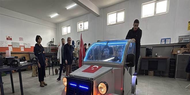 Lise ��rencileri geri d�n���m malzemeleri ile ara� �retti