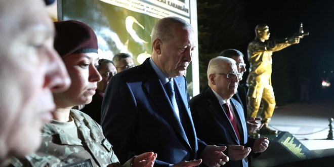 Cumhurba�kan� Erdo�an, �mer Halisdemir An�t�'n� ziyaret etti - Son Dakika Haber