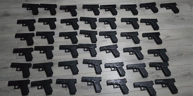 �stanbul'da bir eve d�zenlenen operasyonda 50 tabanca ele ge�irildi