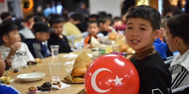 TDV yakla��k 10 bin yetimin temel ihtiyac�n� kar��l�yor