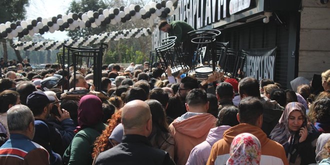 '�ndirimli e�ya' izdiham�: Ezilen ve bay�lanlar hastaneye kald�r�ld�