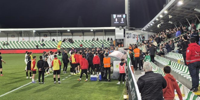 I�d�r FK'l� futbolcu ile taraftar aras�ndaki tart��ma emniyette son buldu