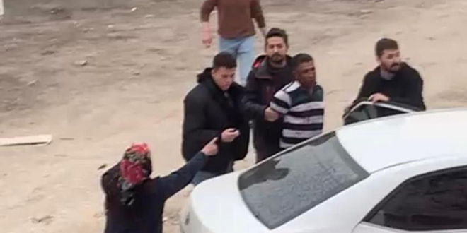 Sakarya'da hareketli dakikalar: Firariyi vermemek i�in polise direndiler - Son Dakika Haber