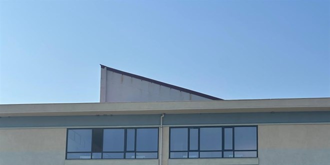 Okulun 3. kat�ndan atlayan lise ��rencisi  hayat�n� kaybetti