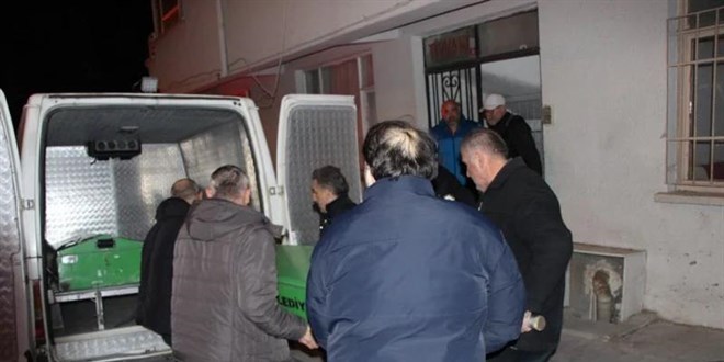 Sahte alkol i�en 53 ya��ndaki adam dairesinde �l� bulundu - Son Dakika Haber