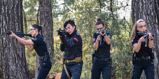 Polisin kad�n e�itmenleri:  Y�lda 25 bin polise at�� e�itimi veriyorlar! - Son Dakika Haber