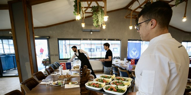 135 y�ll�k lisede iftar: ��renciler yeti�tiriyor, pi�iriyor, servis ediyor - Son Dakika Haber