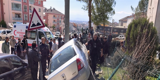 El freni �ekilmeyen otomobil, dede ve torunlar�n� ezdi: 1 �l� - Son Dakika Haber