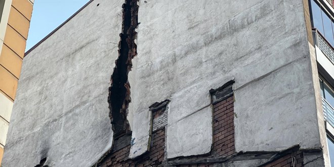 Sivas'ta y�k�m s�ras�nda biti�ikteki bina hasar g�rd�