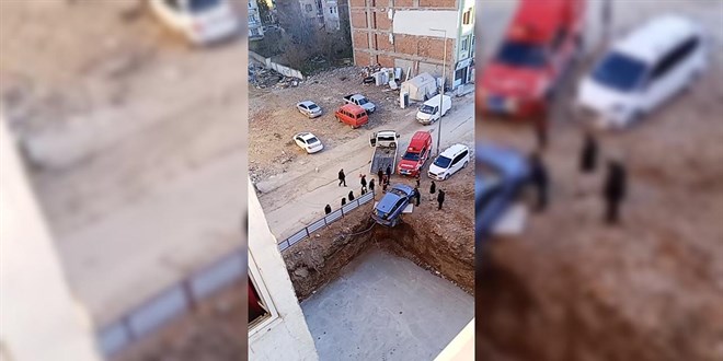 Otomobil, 4 metrelik in�aat temelinin kenar�nda as�l� kald� - Son Dakika Haber