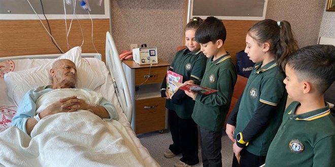 Minik ��renciler, okuduklar� hikayelerle hastalara moral oluyor