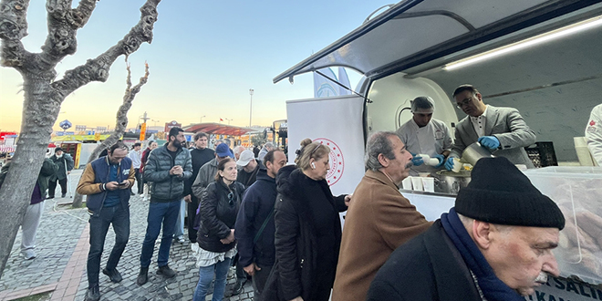 Lise ��rencilerinden kendi haz�rlad�klar� yiyeceklerle bin ki�ilik iftar - Son Dakika Haber