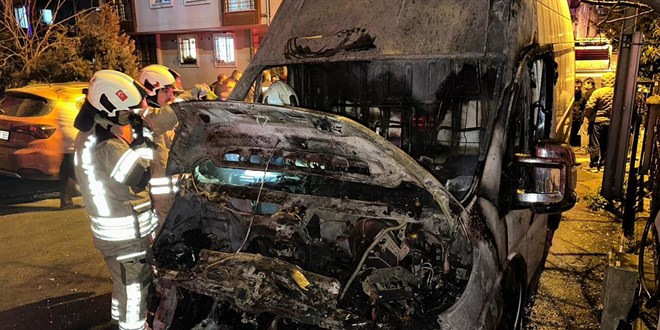 �stanbul'da park halindeki 3 ara� k�le d�nd�