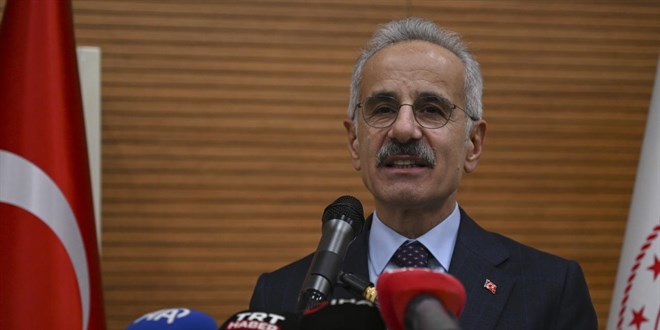 Bakan Uralo�lu: H�rm�z'deki 15 T�rk sahipli geminin personeliyle irtibat s�r�yor