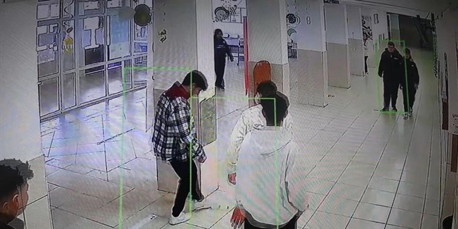 Arkada�lar� 'top' yapt�, o ��pe at�p �d�l� kapt�! - Son Dakika Haber