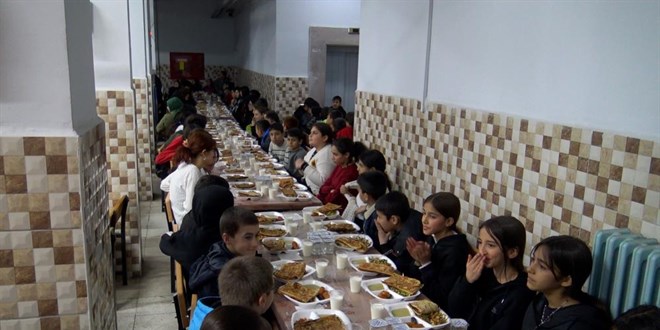 K�y okulunda ��rencilere restoran tad�nda iftar yeme�i