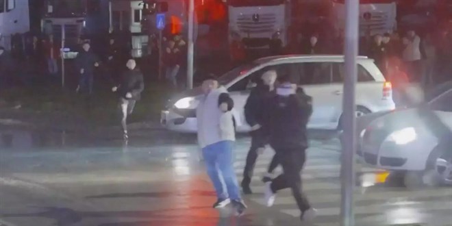 Trabzonspor'un otob�s�ne ta�l� sald�r� olay�nda 3 polis a���a al�nd� - Son Dakika Haber