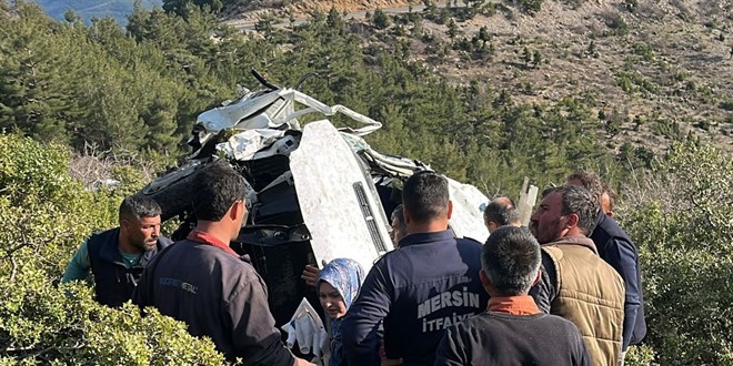 Tar�m i��ilerini ta��yan minib�s �arampole devrildi: 3 �l� - Son Dakika Haber