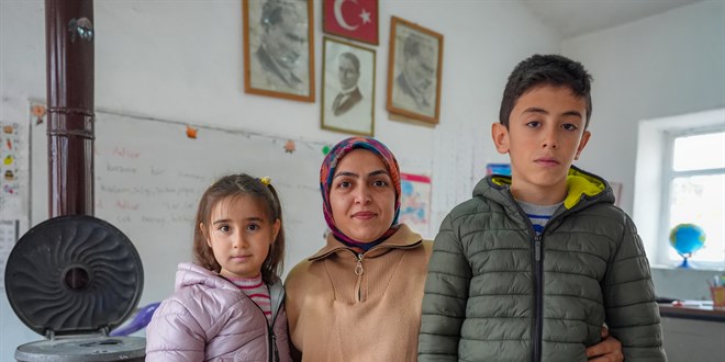 Hem ��retmen hem oduncu: �ki ��rencisi i�in tayin istemedi!