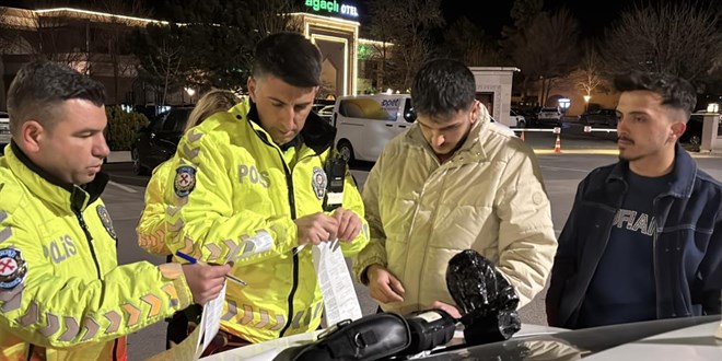 Egzoz patlat�rken polise yakaland�, 19 bin 710 lira ceza yiyip arabas�ndan oldu